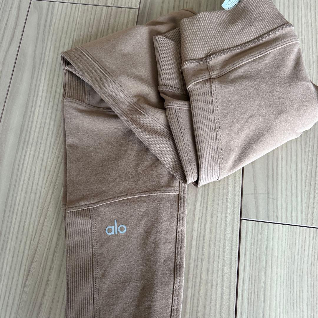 新品未使　alo yoga アロー　レギンス　サイドデザイン　日本未発売