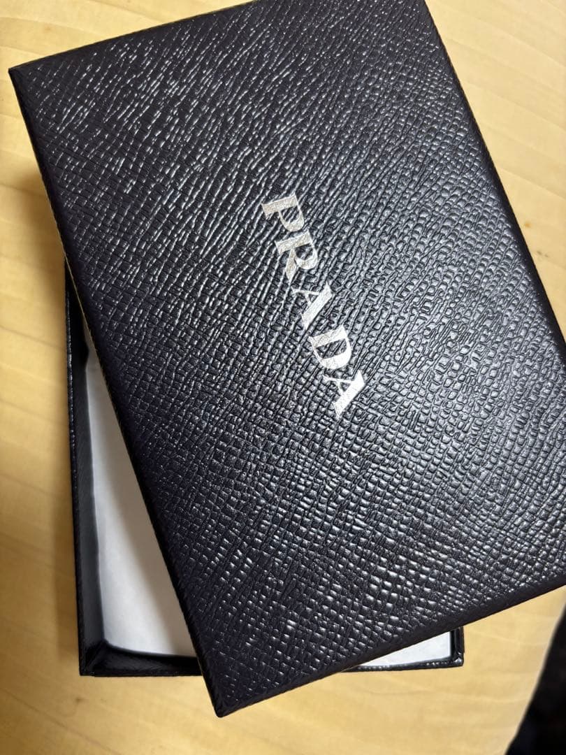 Prada 二つ折り財布 箱付き