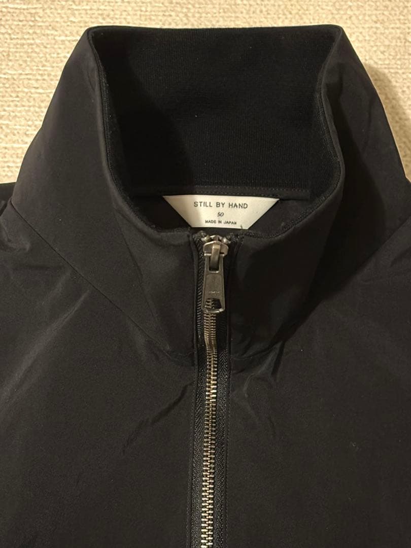 STILL BY HAND ハイネックジップブルゾン 黒 50