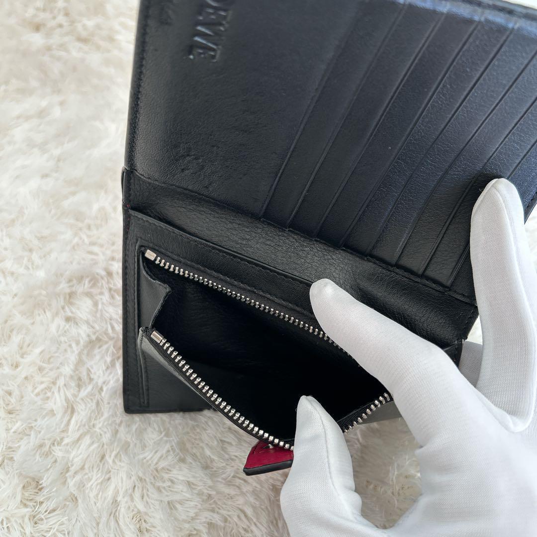 ロエベ アナグラム ミディアムバーティカルウォレット レザー 二つ折り財布