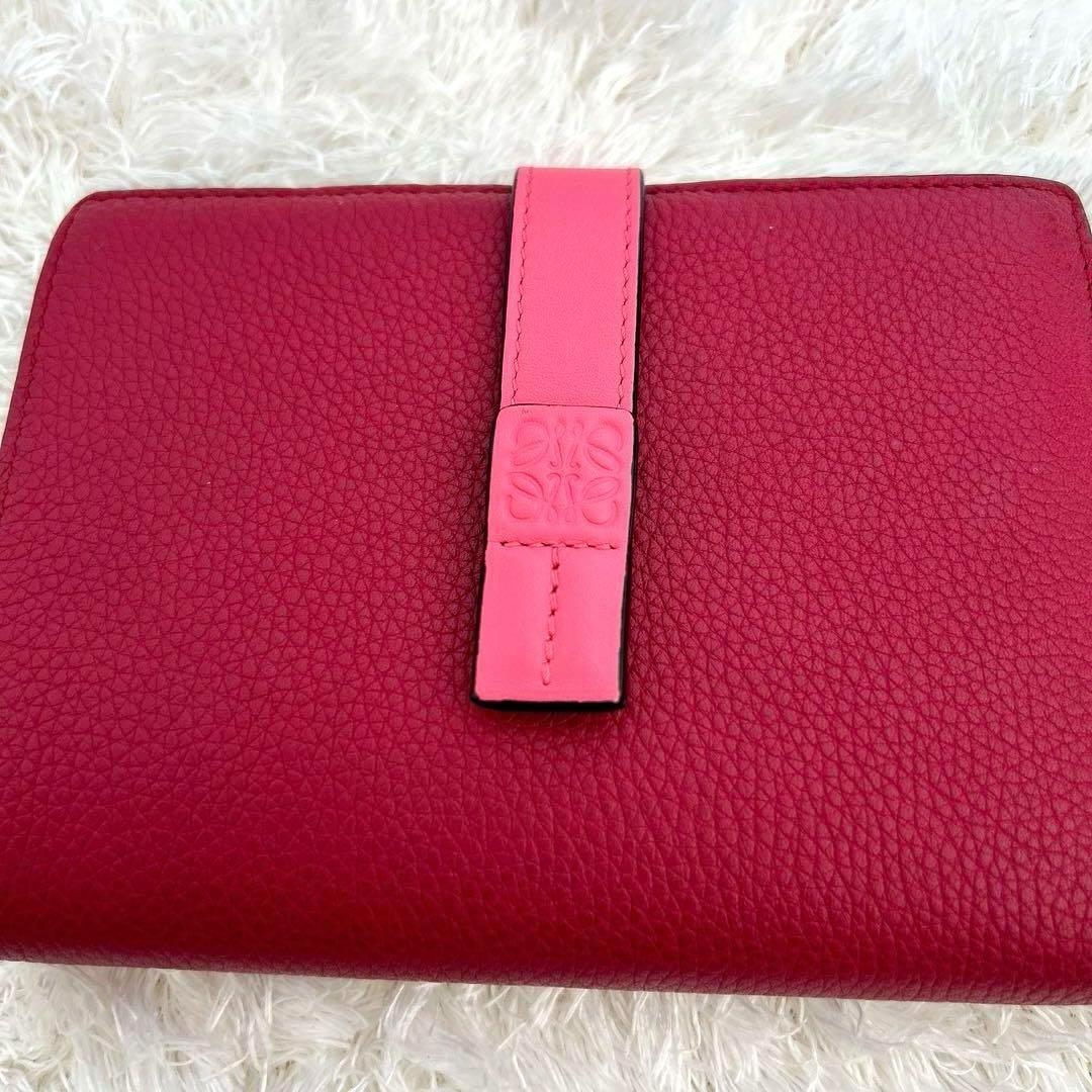 ロエベ アナグラム ミディアムバーティカルウォレット レザー 二つ折り財布