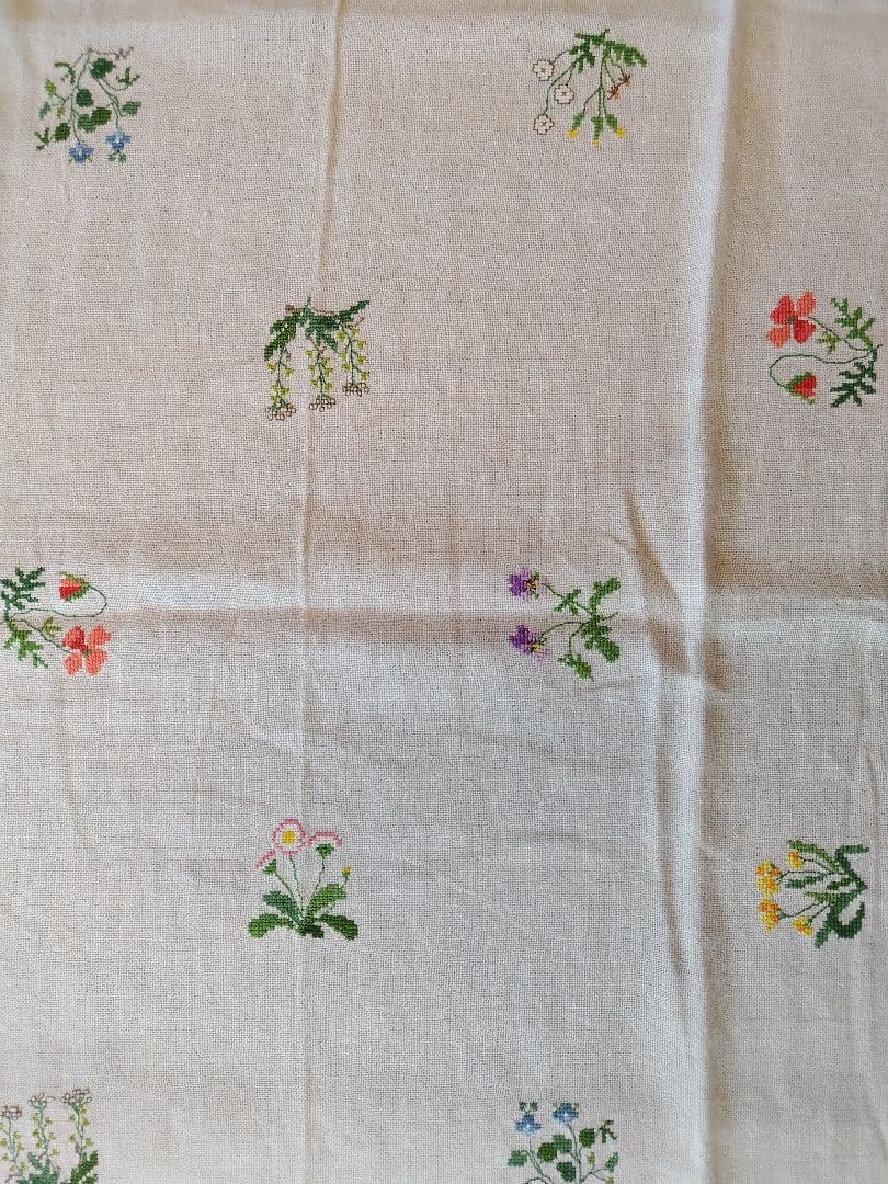 淡いピンクの花柄刺繍テーブルクロスハンドメイドビンテージ