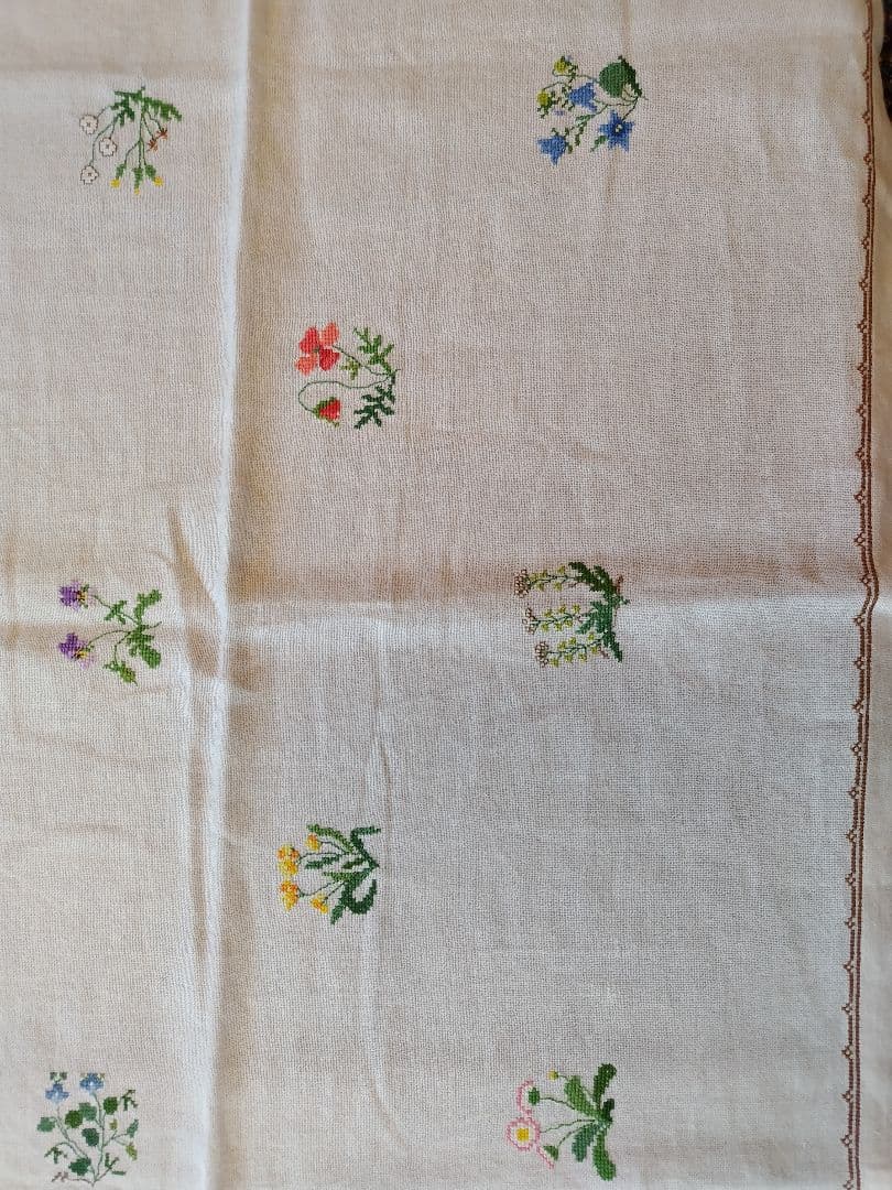 淡いピンクの花柄刺繍テーブルクロスハンドメイドビンテージ
