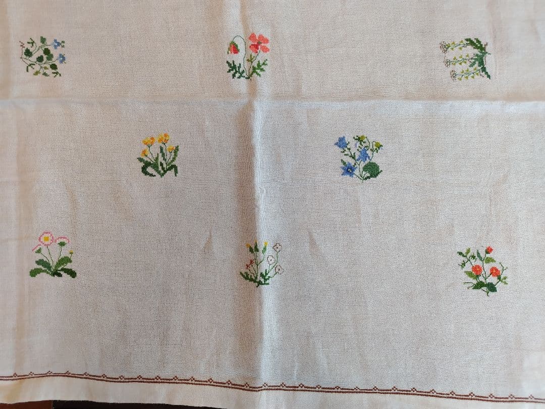 淡いピンクの花柄刺繍テーブルクロスハンドメイドビンテージ