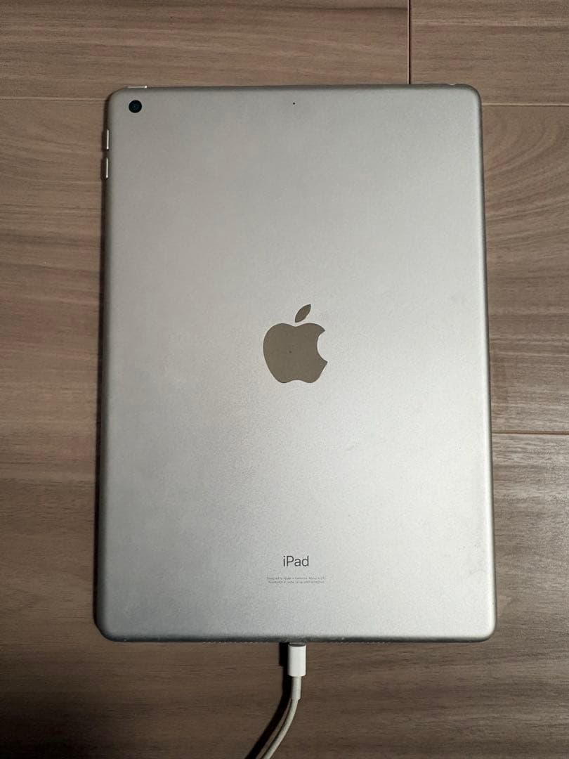 シルバー iPad 本体 ひび割れあり