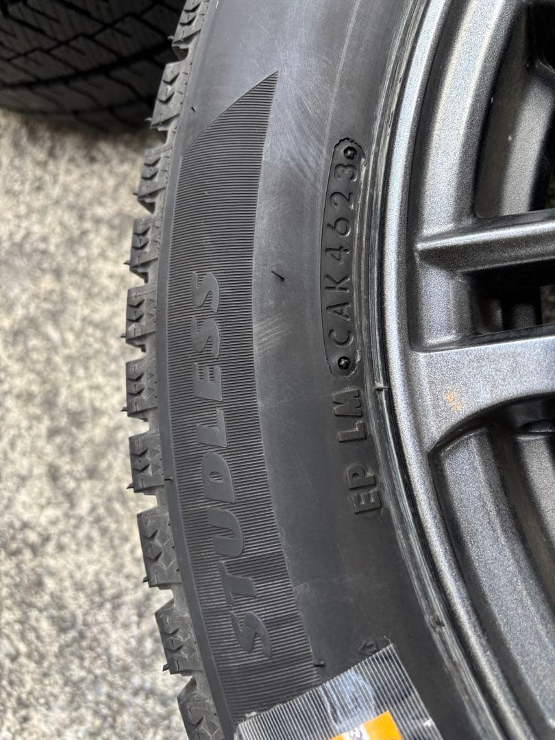 BLIZZAK VRX2 スタッドレスタイヤ 215/55R17 2024年製
