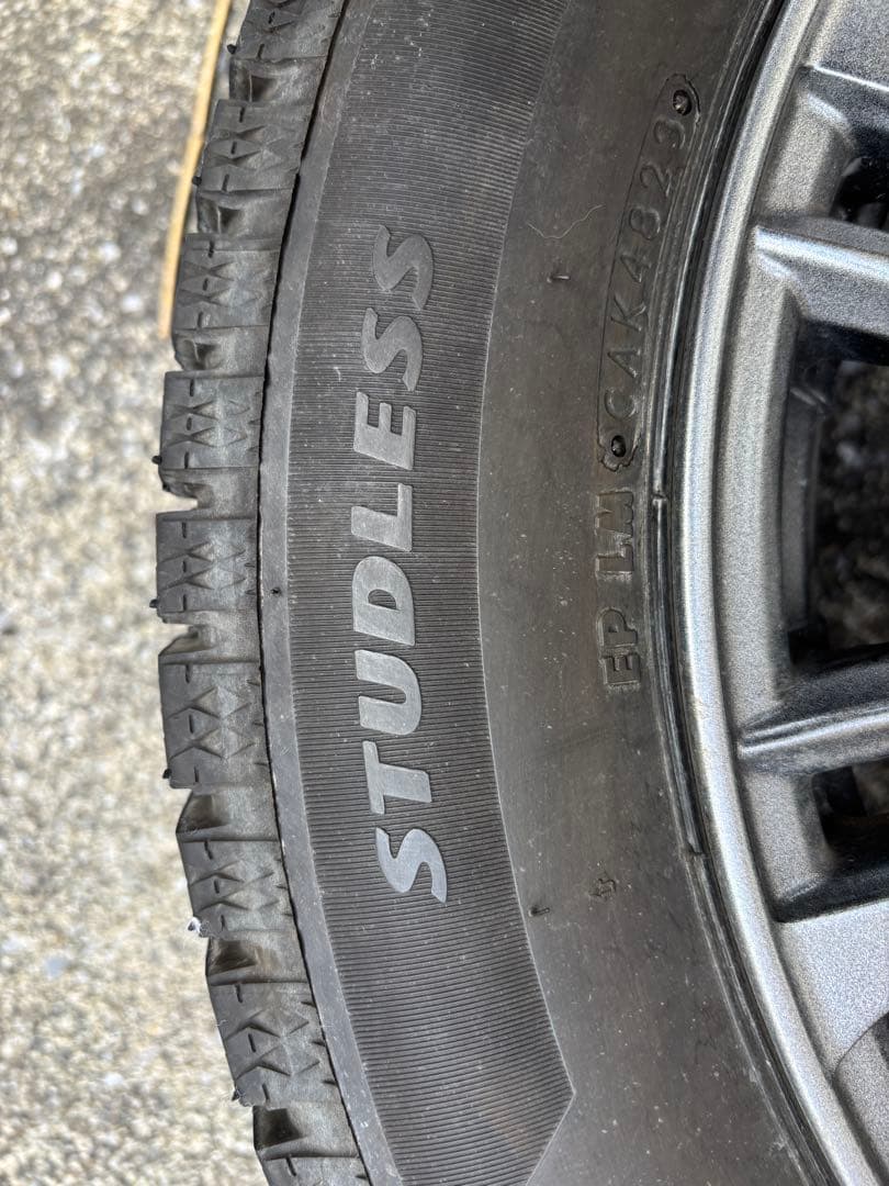 BLIZZAK VRX2 スタッドレスタイヤ 215/55R17 2024年製