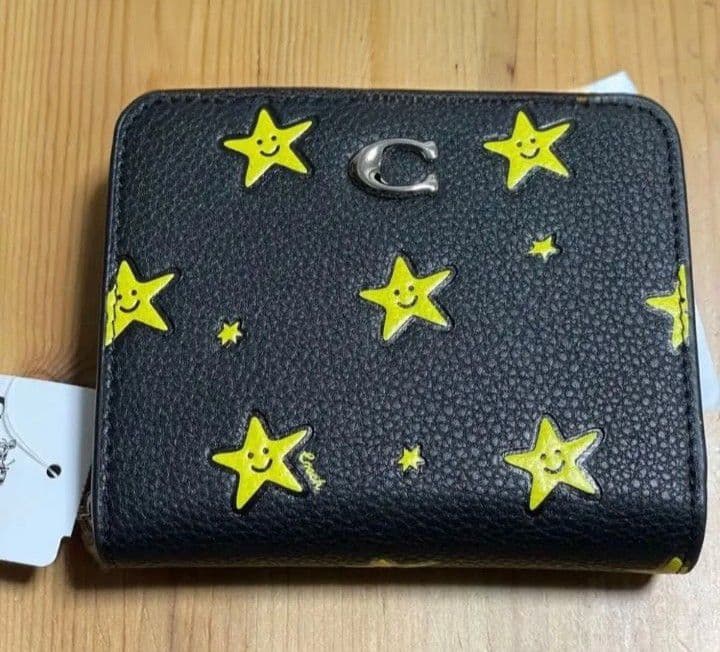 新品未使用コーチ二つ折り財布スター星柄ブラックイエローレディースメンズ送料無料