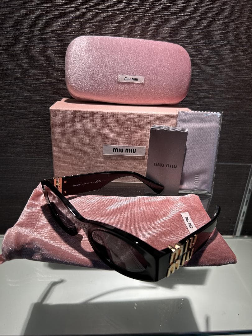 Miu Miu ロゴ グリンプス サングラス ブラック