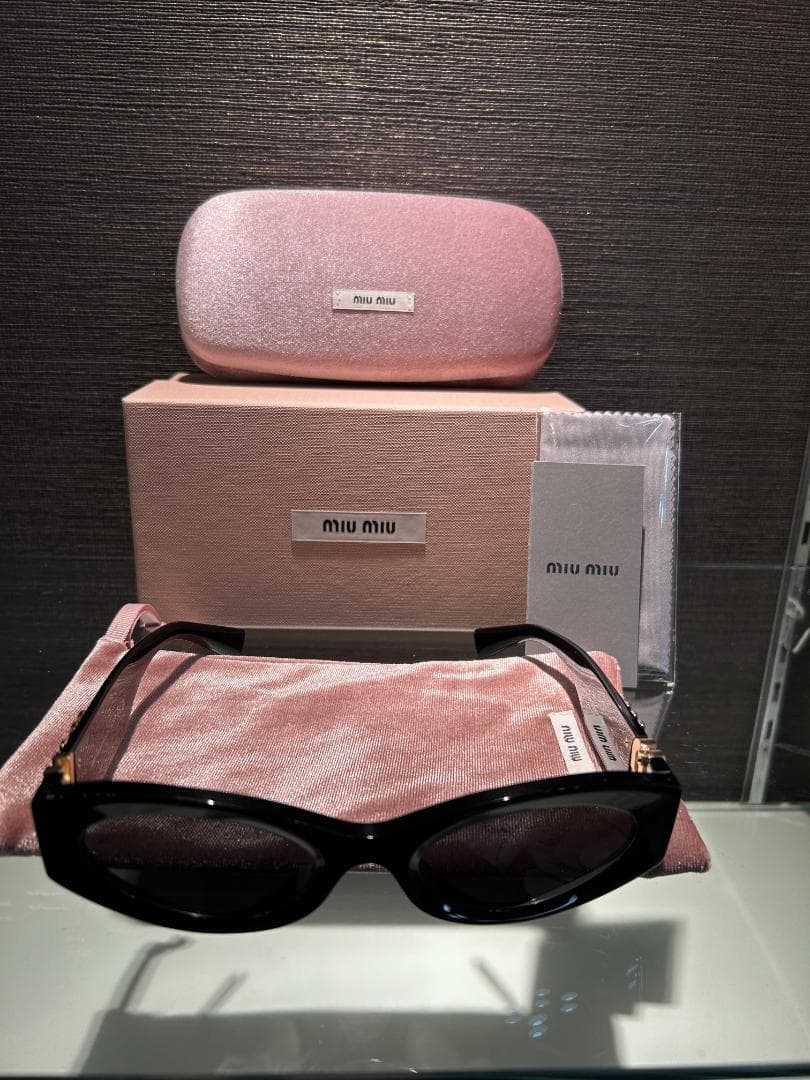 Miu Miu ロゴ グリンプス サングラス ブラック
