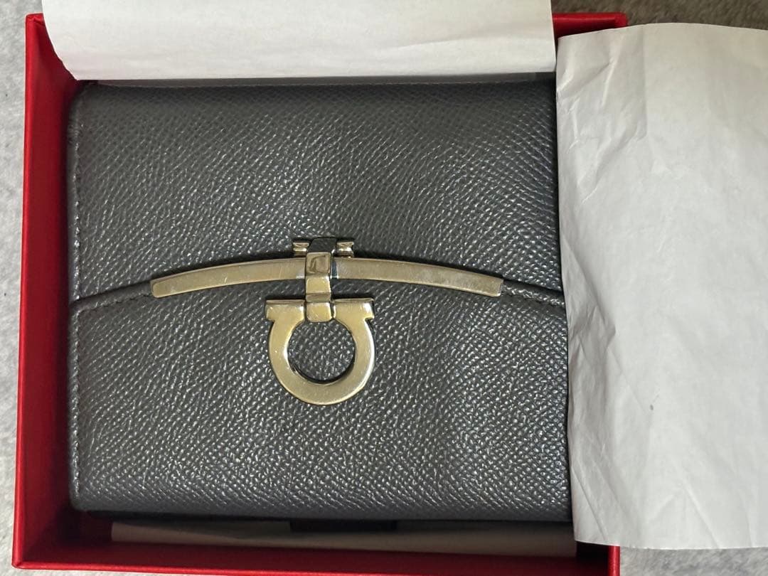 FERRAGAMO グレー二つ折り財布　金具シルバー