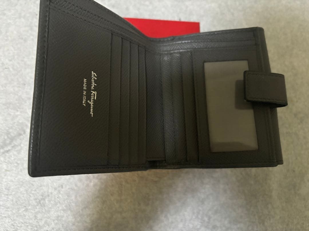 FERRAGAMO グレー二つ折り財布　金具シルバー