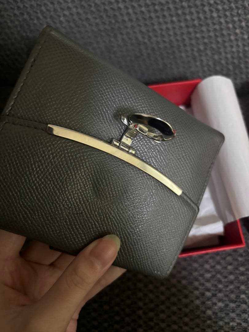 FERRAGAMO グレー二つ折り財布　金具シルバー