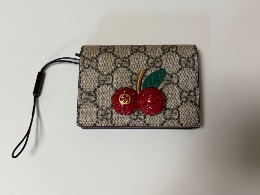【美品】Gucci チェリー装飾 二つ折り財布