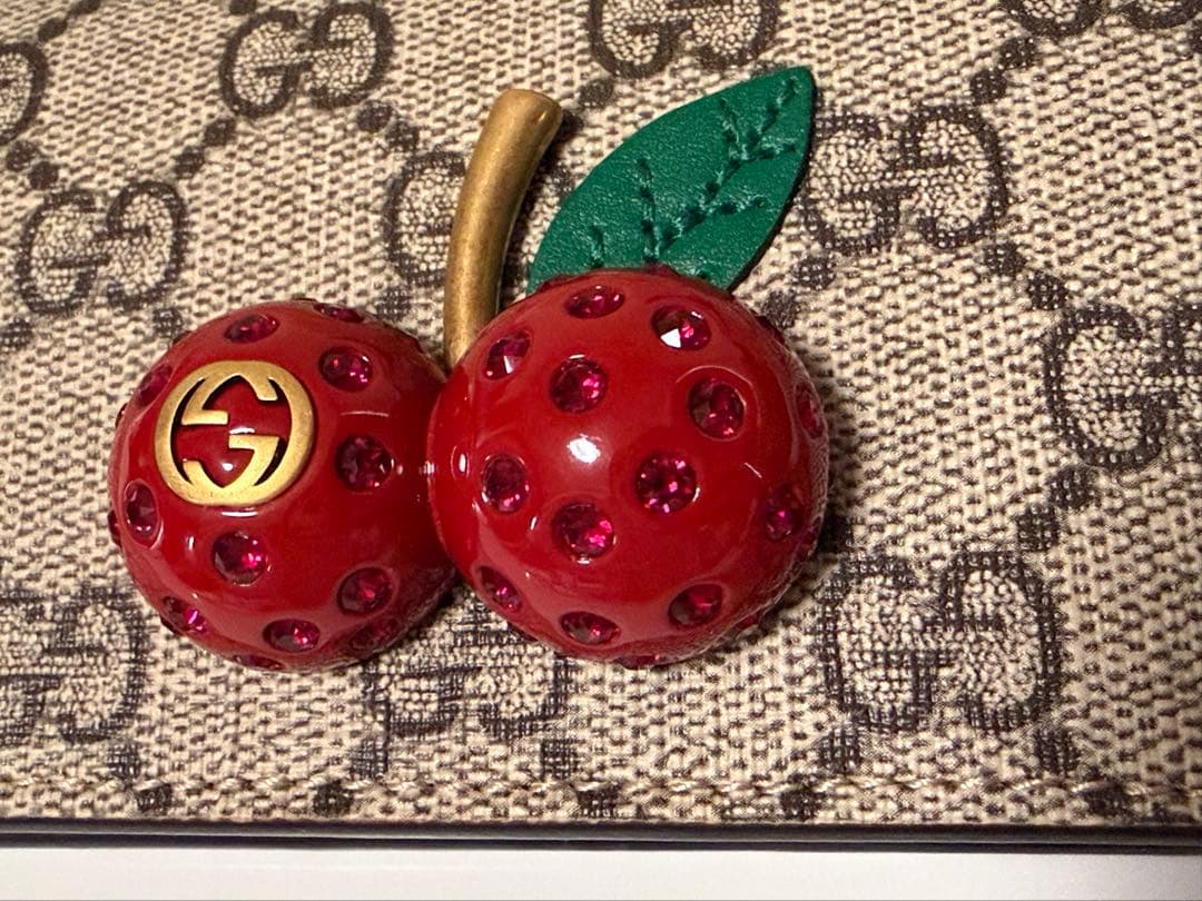 【美品】Gucci チェリー装飾 二つ折り財布