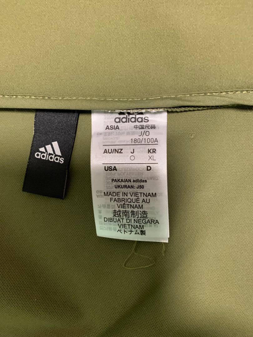 ドン‼️新品・adidas テーラードジャケット カーキ ポリエステル　XL