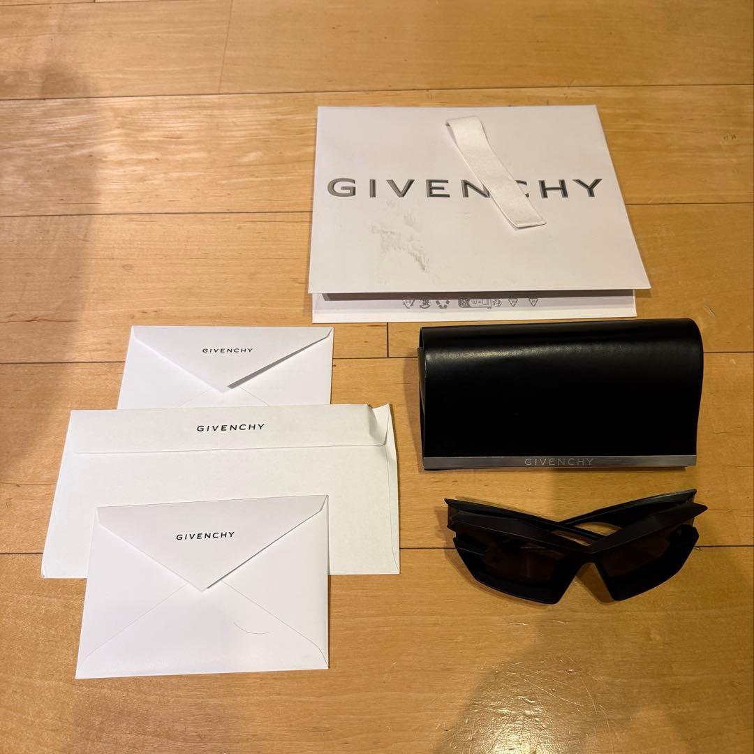 GIVENCHY GIVCUT サングラス Playboi Carti 着用