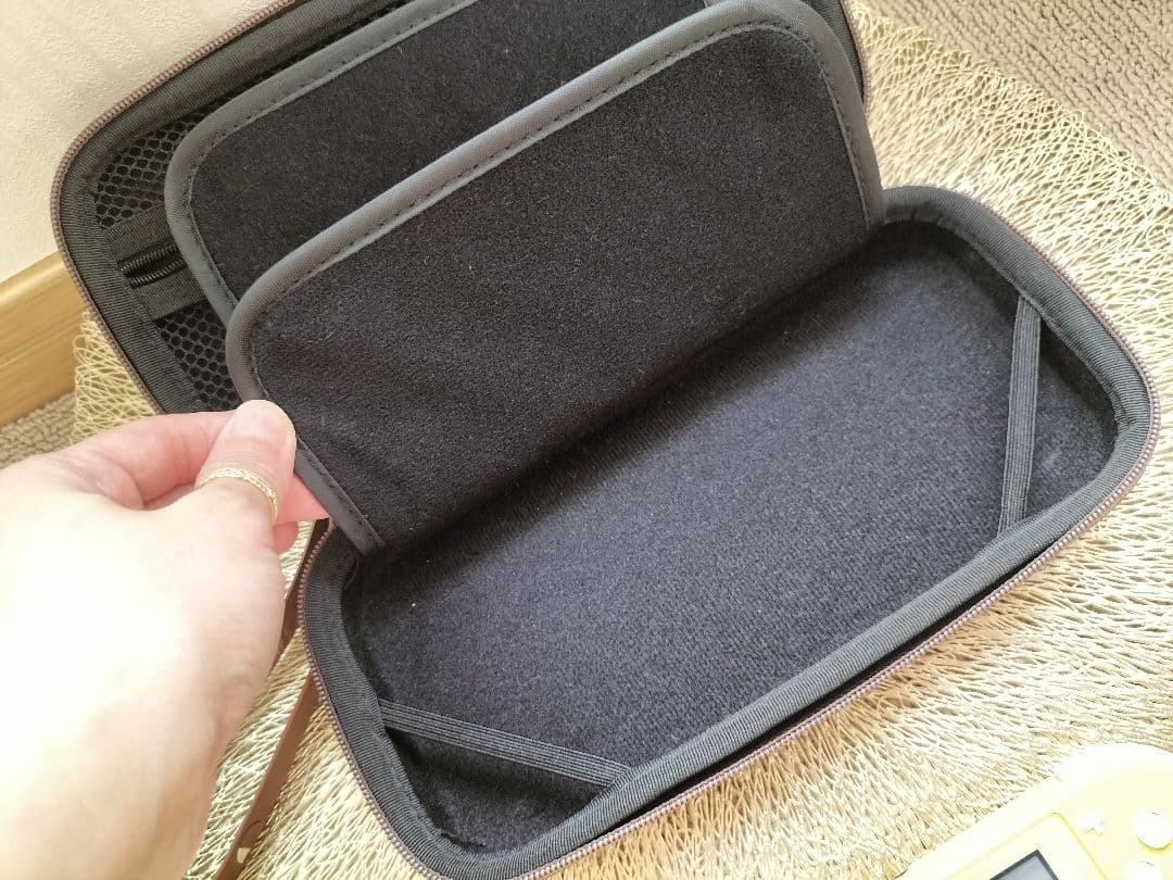 任天堂 ニンテンドースイッチライト イエロー イーブイケース付き イーブイ