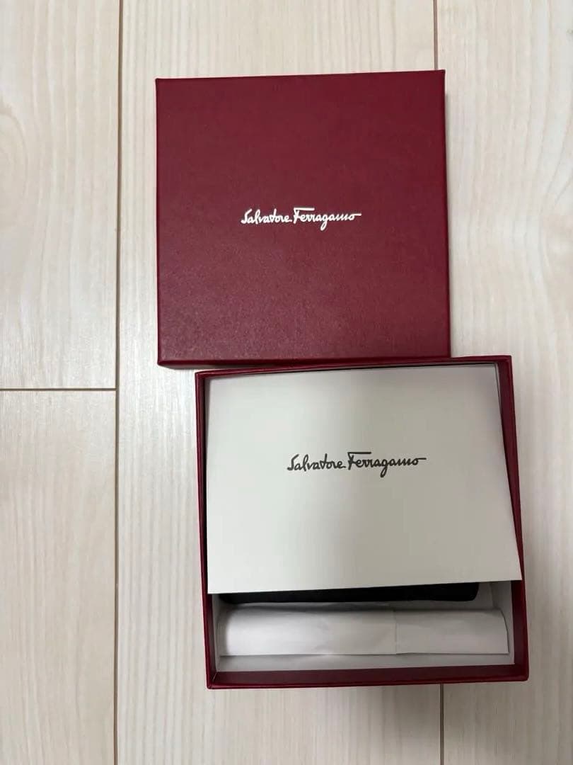 【値下げご相談ください】フェラガモ 二つ折り財布　ヴァラリボン 黒