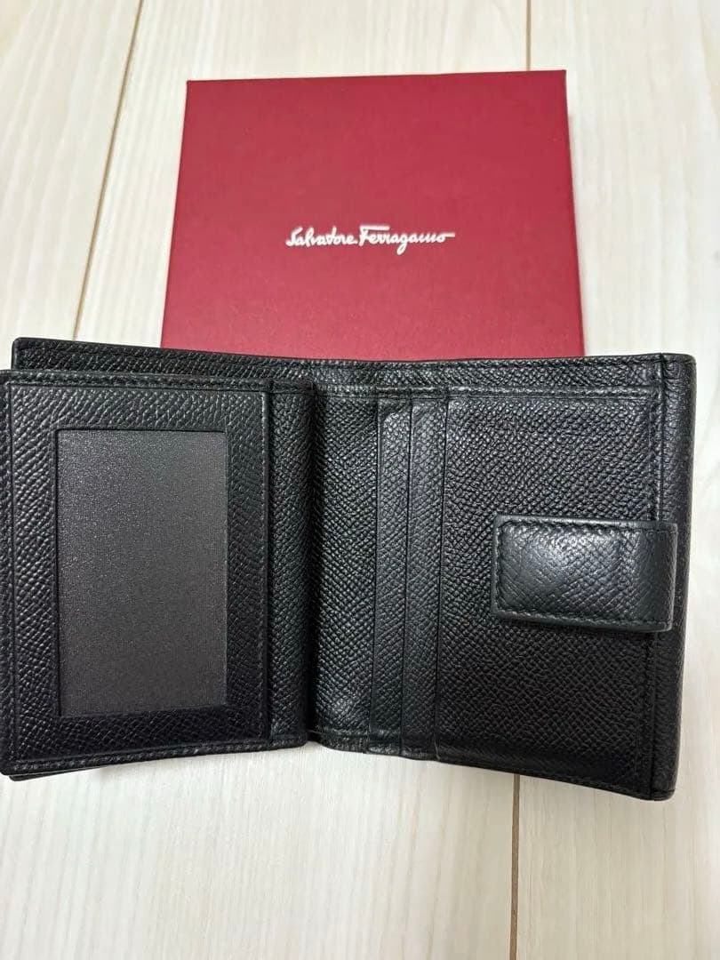 【値下げご相談ください】フェラガモ 二つ折り財布　ヴァラリボン 黒
