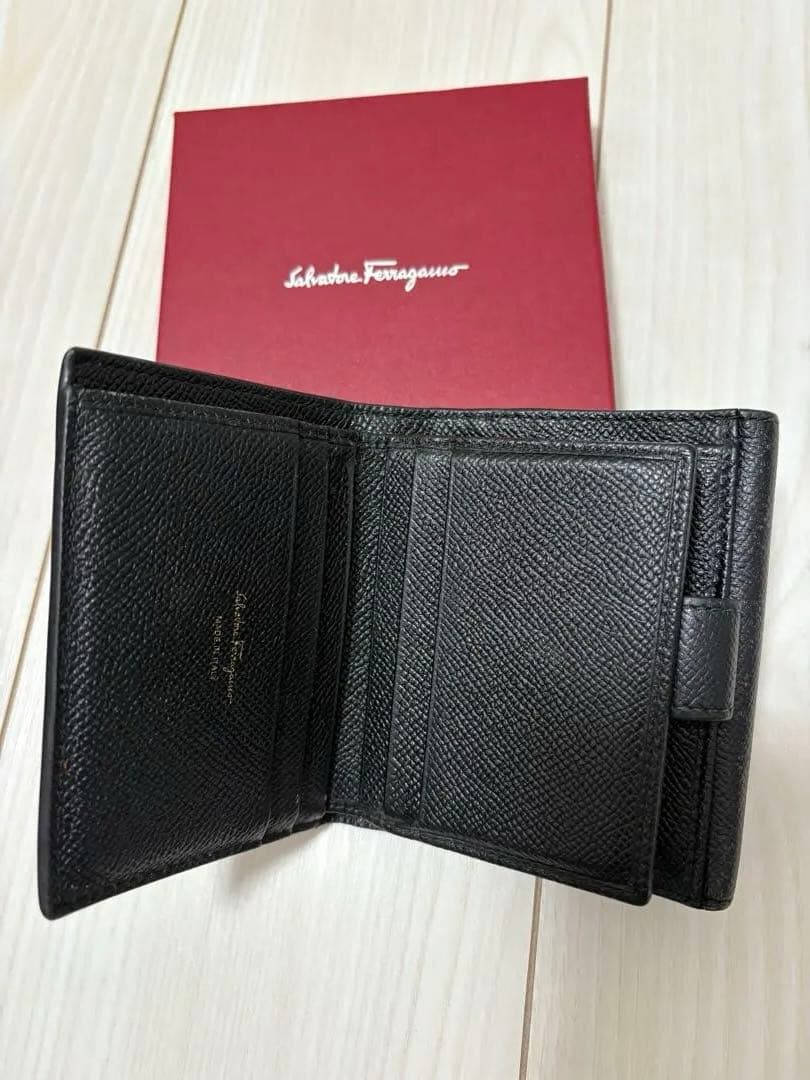 【値下げご相談ください】フェラガモ 二つ折り財布　ヴァラリボン 黒