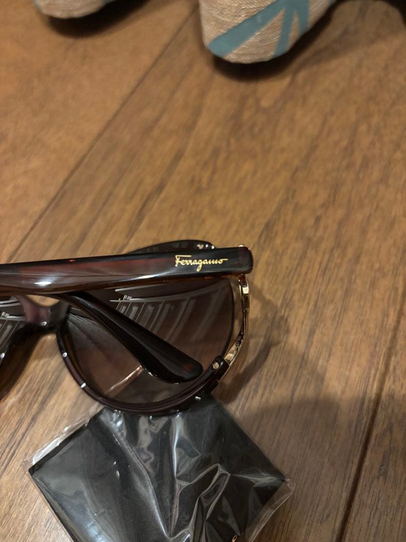 新品　フェラガモ　サングラス　ハワイ購入　ロゴ　布、ケース付き