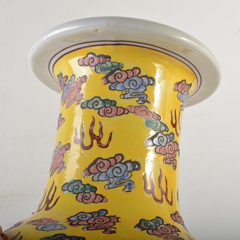 中国美術　大清康熙年製款　黄地五彩　雲龍花卉文瓶　C　5981C