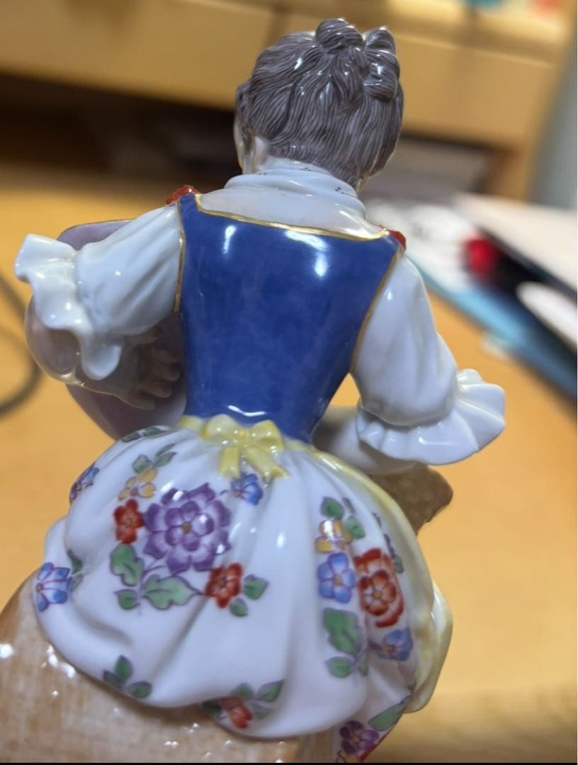 マイセン 花かごを持つ女性