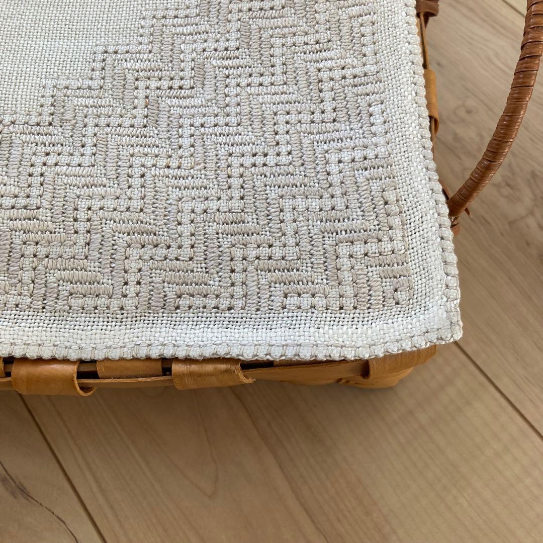 M北欧ヴィンテージ　丁寧なニードルワークが施されたとても素敵な刺繍テーブルクロス