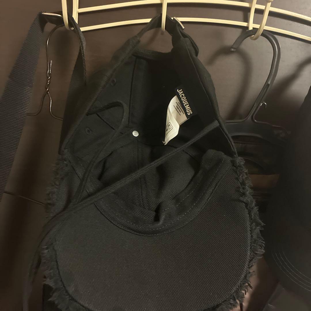 JACQUEMUS ブラック キャップ フリンジ