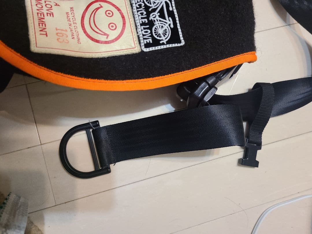 A Love Movement メッセンジャーバッグ 黒色とオレンジ　large