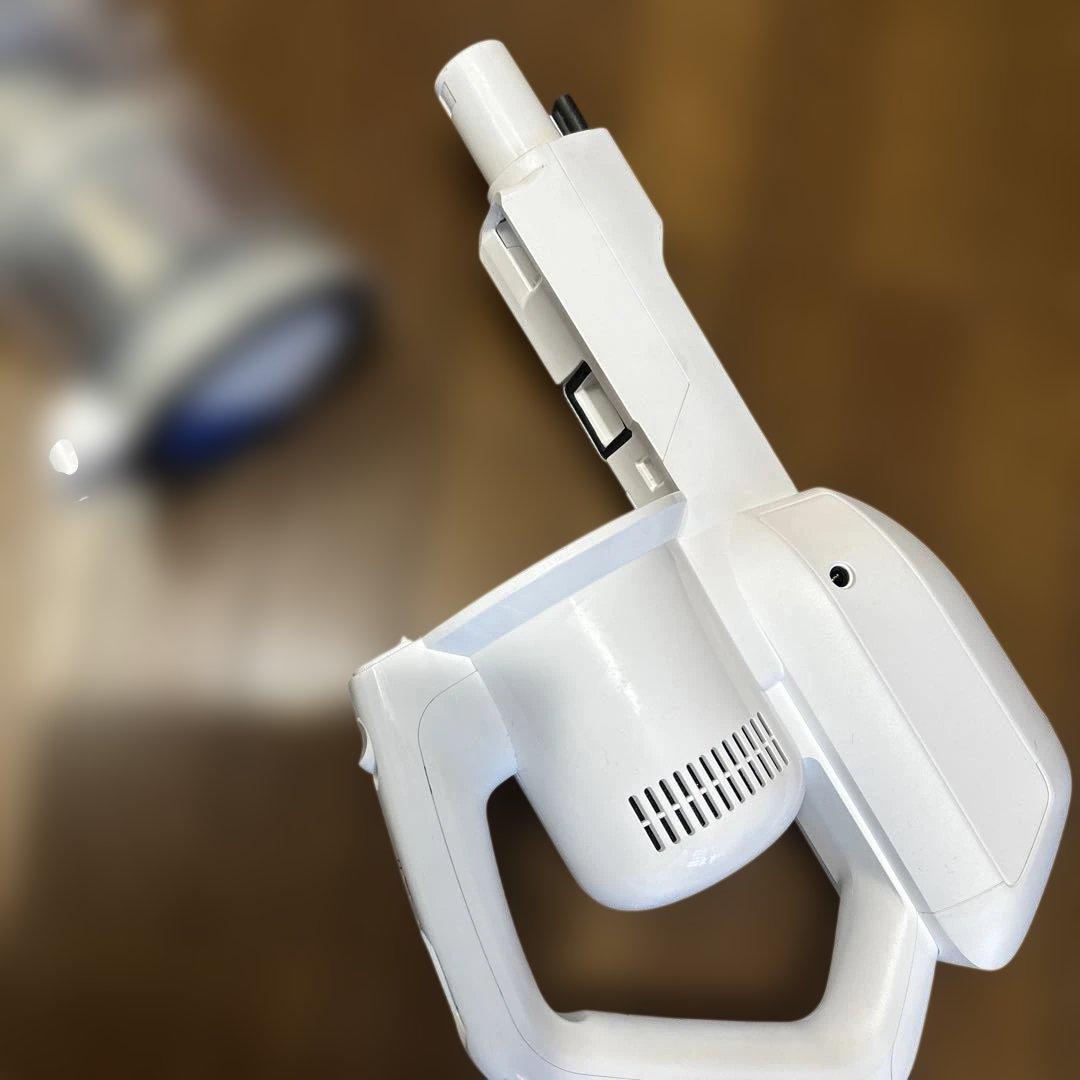 【美品】パナソニック 充電式掃除機 MC-SBV01 ホワイト 2023年製