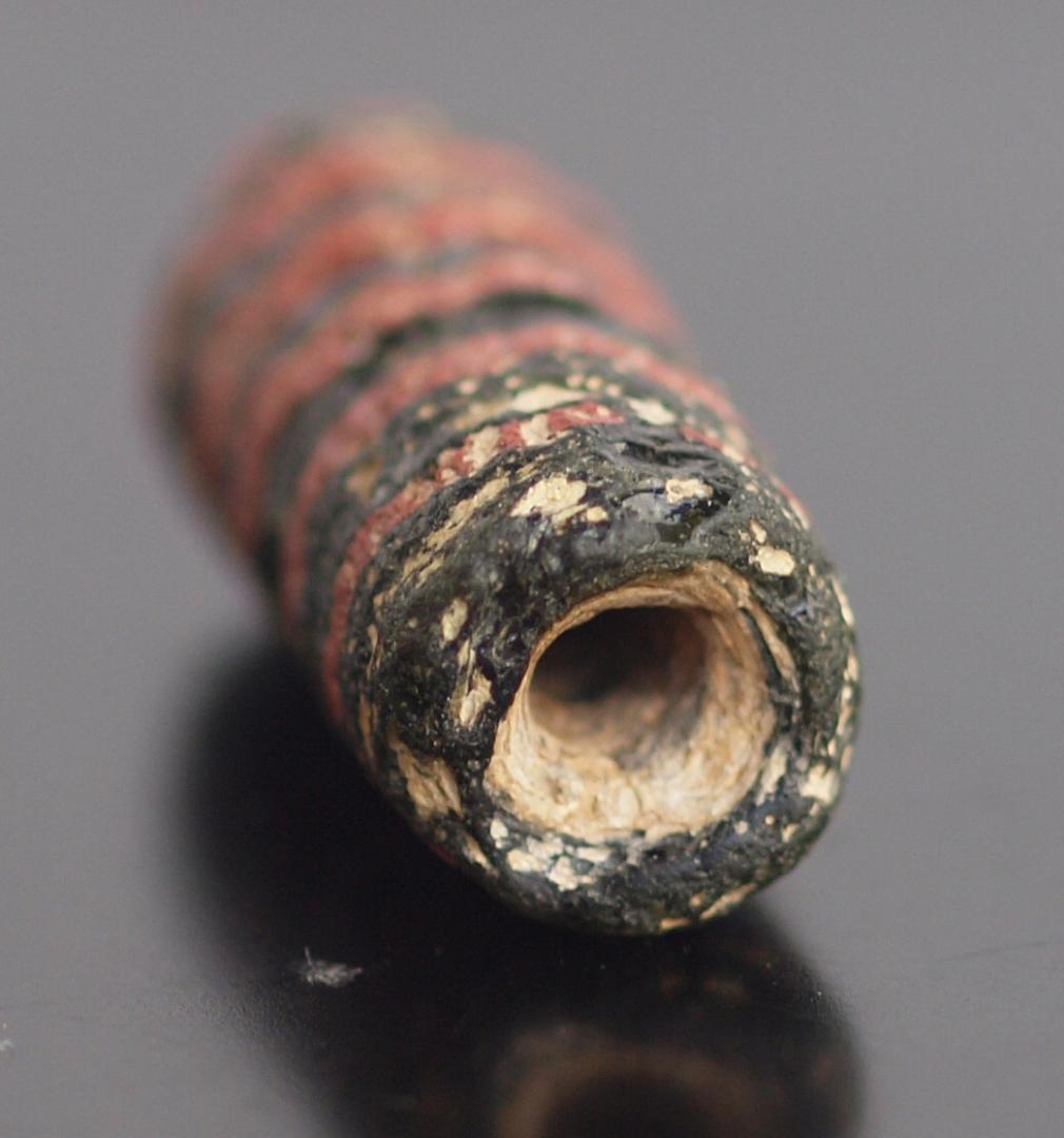 大型の漆黒管玉に、赤茶の螺旋紋と細く浅い引っ掻き紋1-4Cローマン・ビーズ銀化も