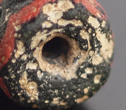 大型の漆黒管玉に、赤茶の螺旋紋と細く浅い引っ掻き紋1-4Cローマン・ビーズ銀化も