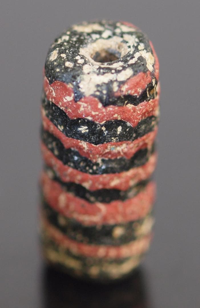 大型の漆黒管玉に、赤茶の螺旋紋と細く浅い引っ掻き紋1-4Cローマン・ビーズ銀化も