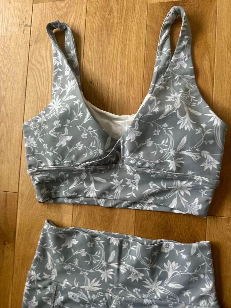 美品◯emmi yoga◯ヨガウェア◯上下セット◯花柄◯ピラティス◯スポーツ