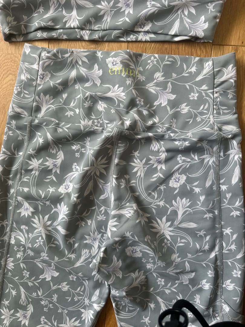 美品◯emmi yoga◯ヨガウェア◯上下セット◯花柄◯ピラティス◯スポーツ