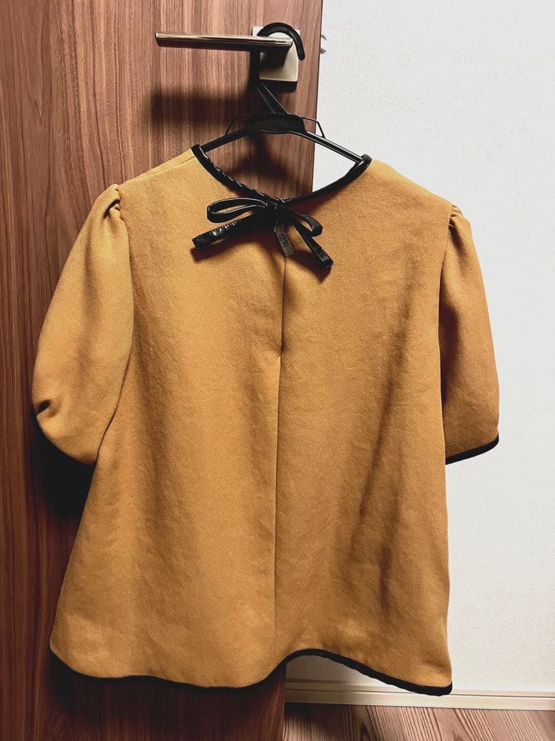 ブレア♡Three sisters レザーパイピングトップス　ベージュ　Ｆ