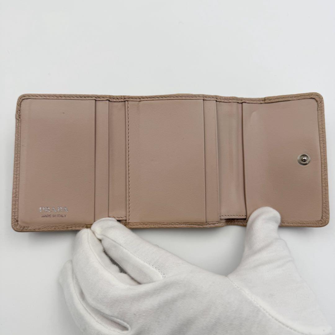 現行✨プラダ 三つ折り財布 ヴィッテロダイノ ステッチ レザー ピンクベージュ