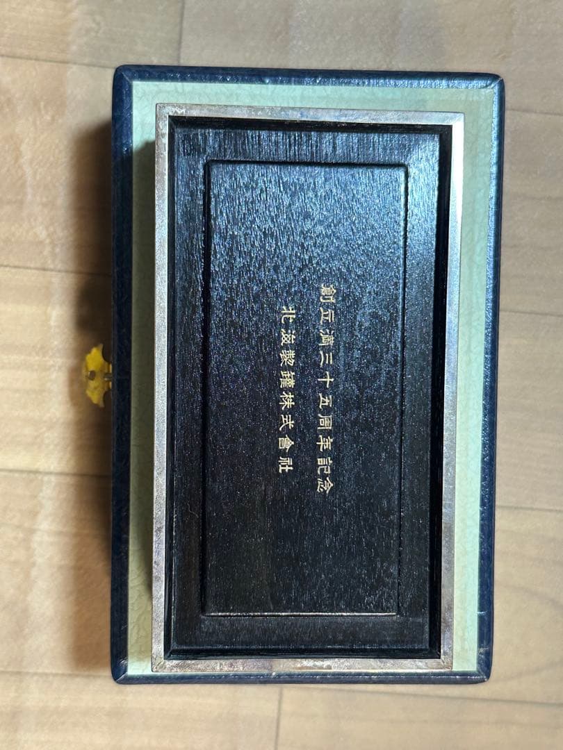 装飾的な銀色の記念品ボックス