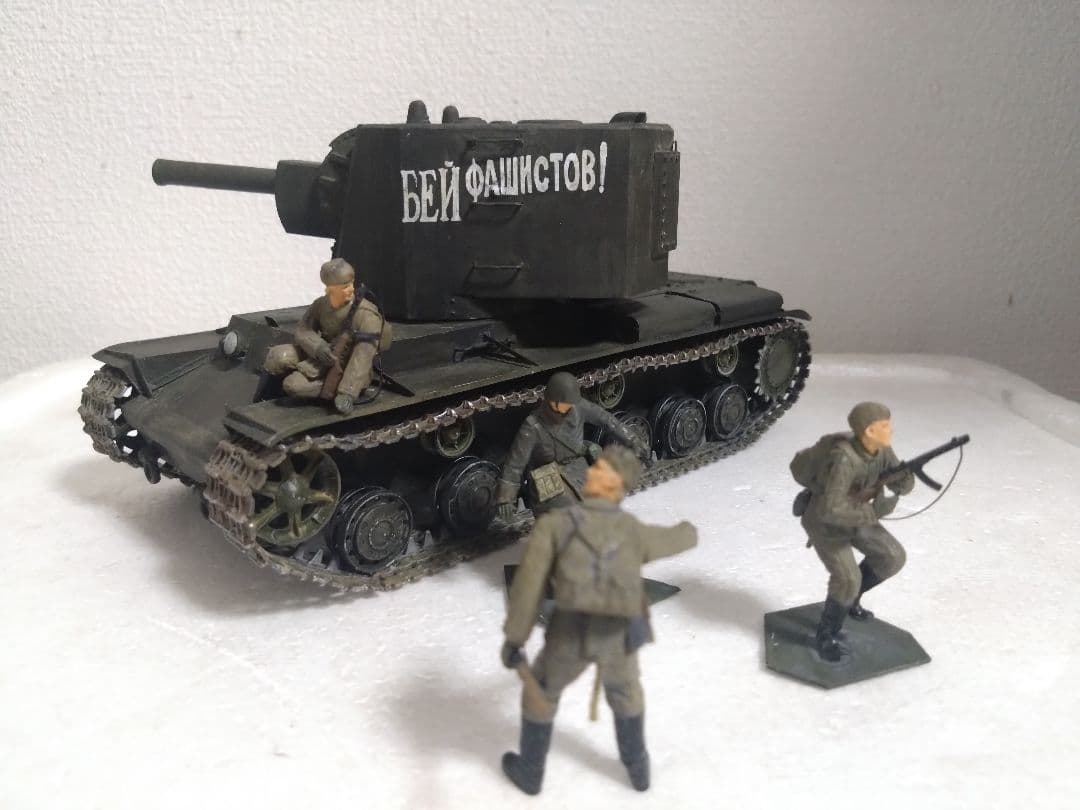 プラモデル戦車プラモデル1/35ソビエト重戦車ＫＶ2ビッグターレット完成品。