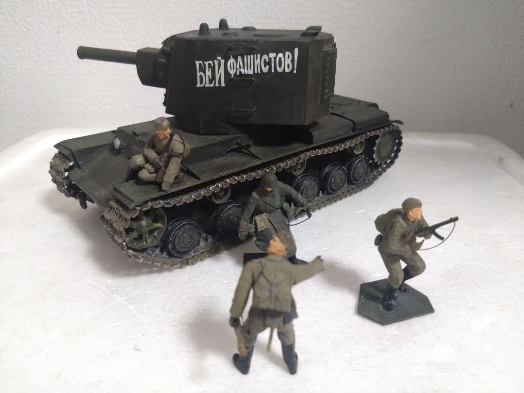 プラモデル戦車プラモデル1/35ソビエト重戦車ＫＶ2ビッグターレット完成品。