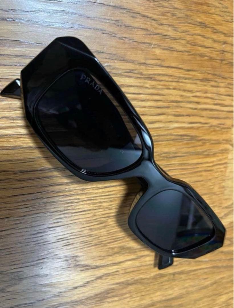 PRADA ブラック オクタゴナルサ