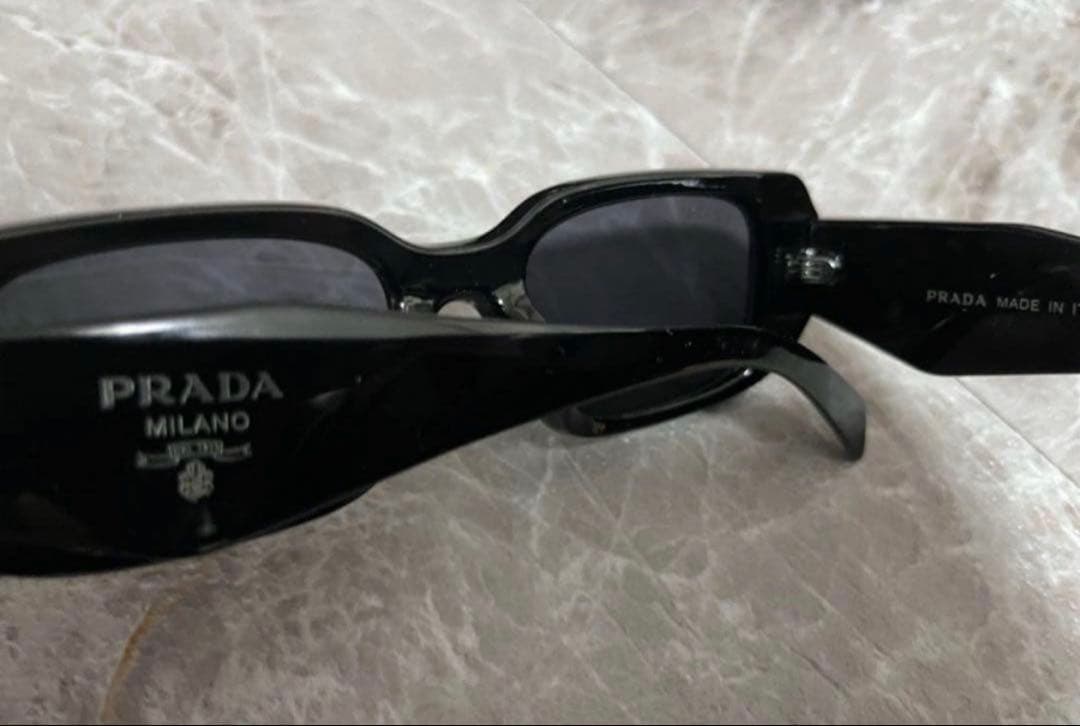 PRADA ブラック オクタゴナルサ