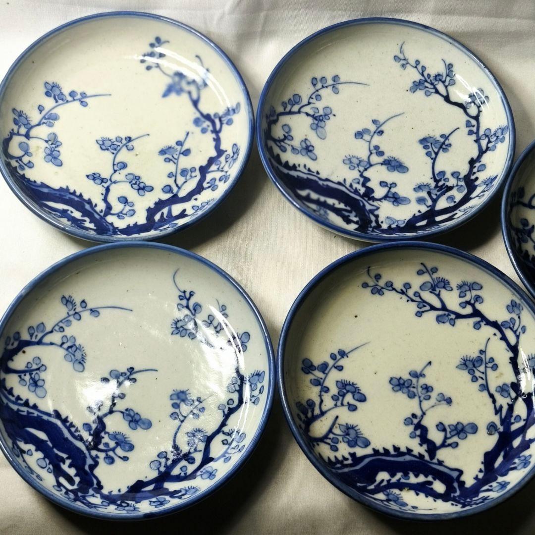 古伊万里 染付丸皿 手描き寒梅文 在銘 明治骨董 旧家蔵出 コレクター放出美品