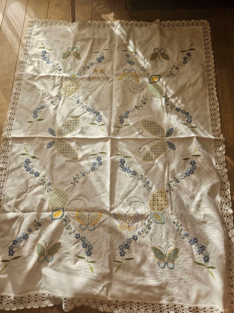 希少　フランスアンティーク風　テーブルクロス　マルチカバー　蝶々　刺繍
