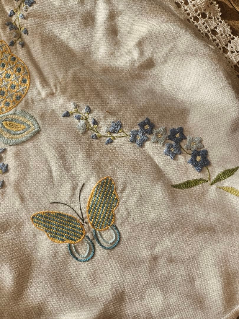 希少　フランスアンティーク風　テーブルクロス　マルチカバー　蝶々　刺繍