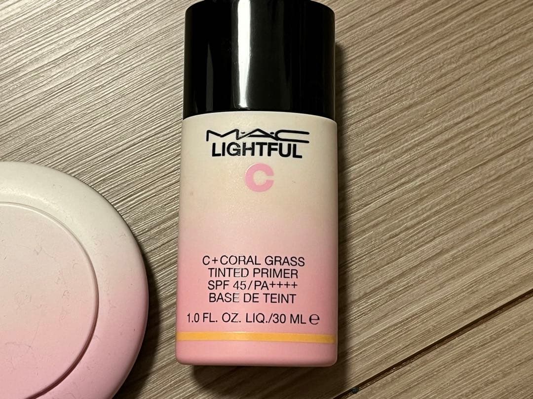 MAC ライトフルC ティンティッド　プライマー　シルクパウダーファンデーション