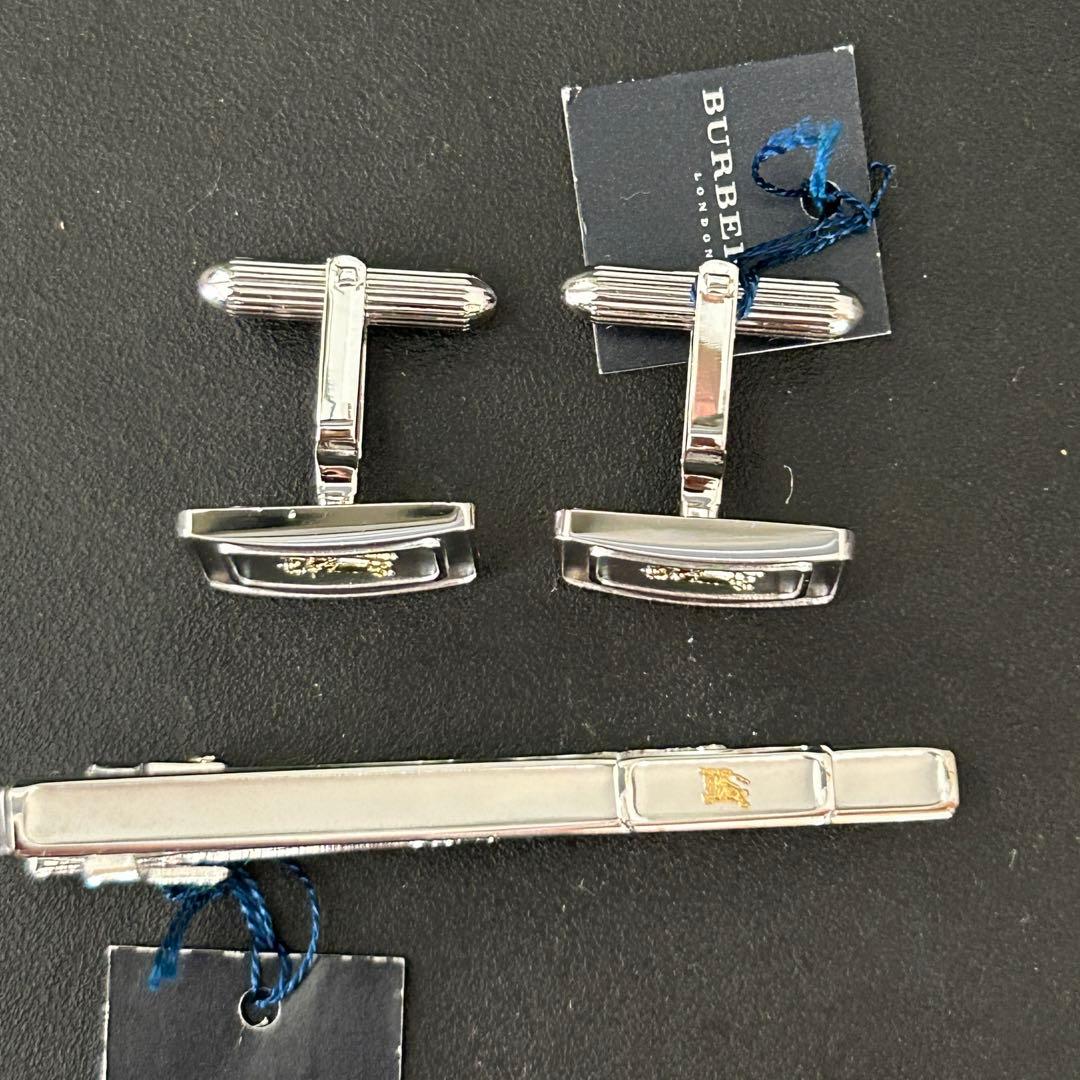 新品未使用品　バーバリー　シルバー＆金色ホース　ネクタイピン・カフリンクスセット