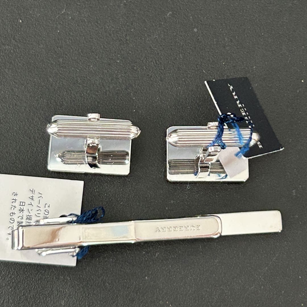 新品未使用品　バーバリー　シルバー＆金色ホース　ネクタイピン・カフリンクスセット